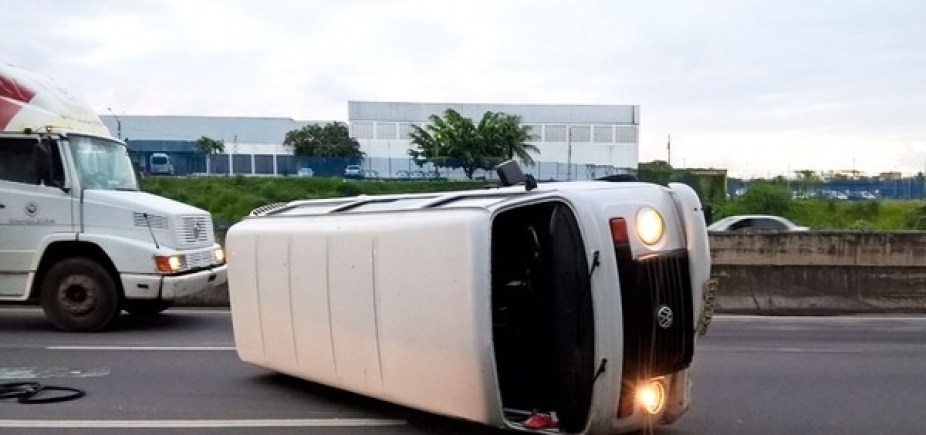 Kombi tomba e provoca congestionamento na BR-324; confira o trânsito 