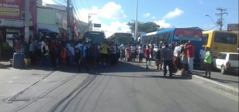 Rodoviários fazem manifestação após acidente e travam trânsito em Itapuã