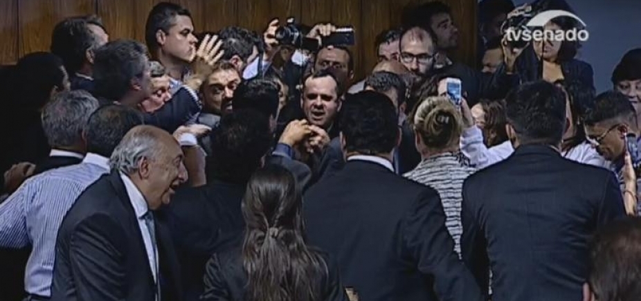 Confusão suspende sessão na Câmara após entrega de parecer sobre reforma trabalhista