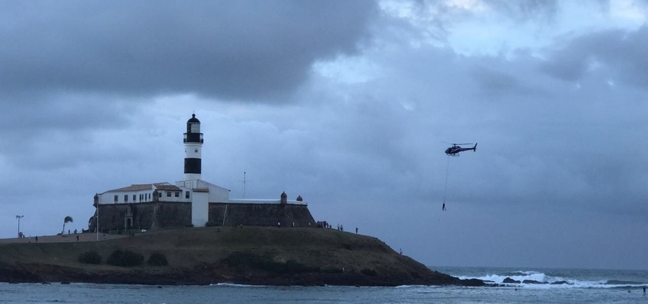 Surfista tem fadiga e é resgatado próximo ao Farol da Barra por helicóptero; vídeo