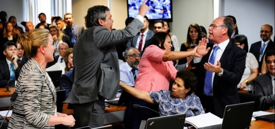 Após bate-boca, comissão dá como lido relatório da reforma trabalhista e encaminha votação