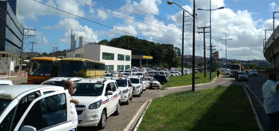 Contra o Uber, taxistas realizam carreata e congestionam Av. Bonocô