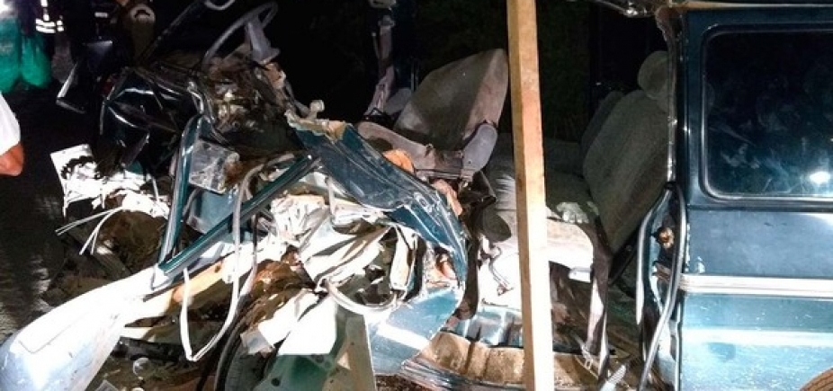 Van colide com retroescavadeira e motorista morre em Brumado