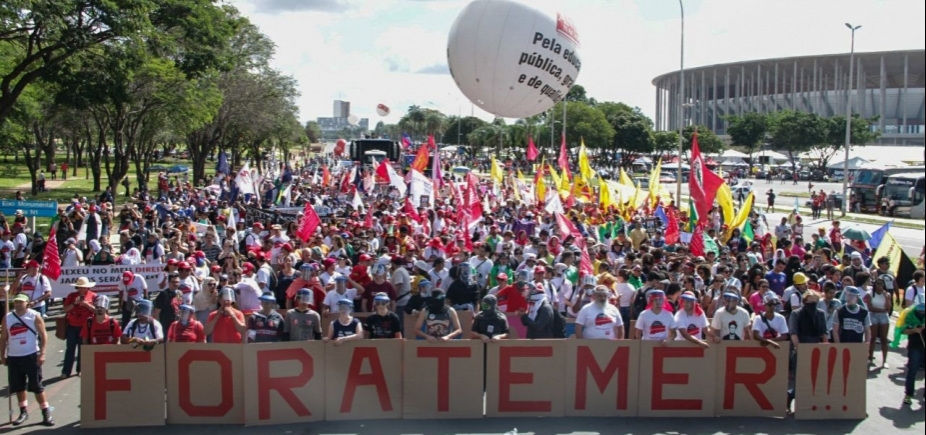 Manifestantes entram em confronto com policiais em Brasília; veja vídeo