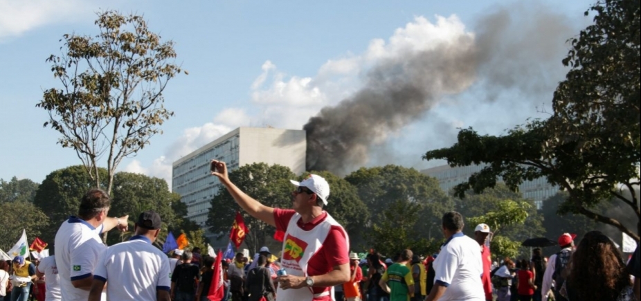 Manifestantes colocam fogo no Ministério da Agricultura e prédios são evacuados