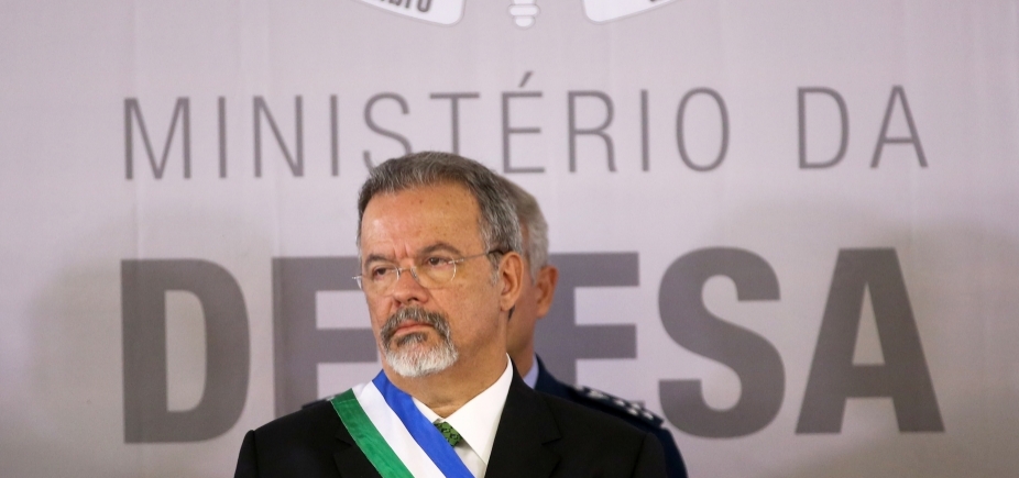 \'Presidente não vai aceitar baderna\', diz ministro da Defesa em pronunciamento