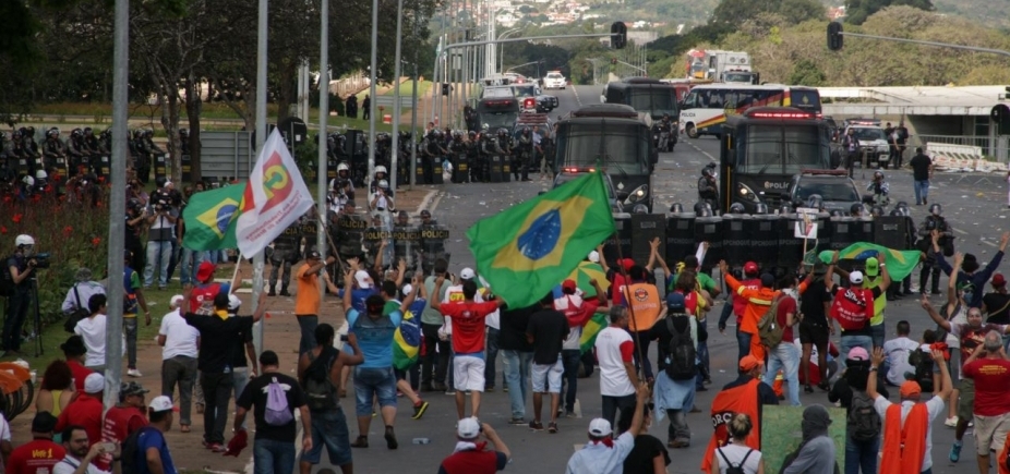 Manifestantes incendeiam prédios em Brasília; exército é acionado