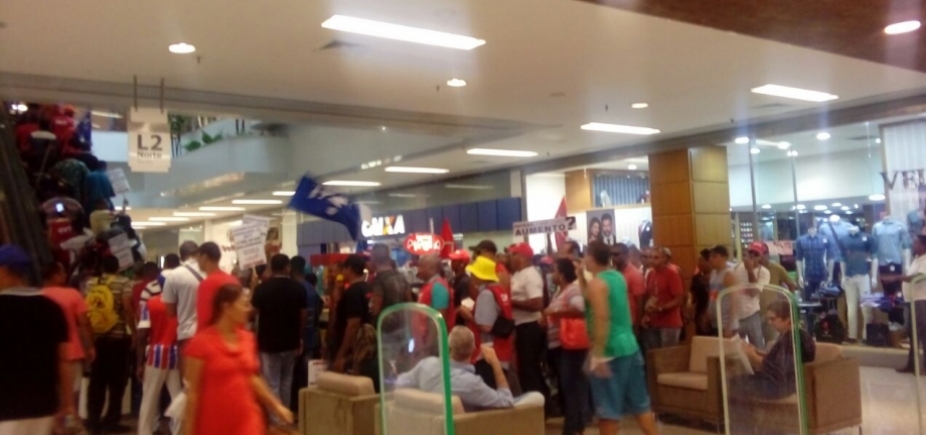 Vigilantes protestam dentro do Shopping Barra; veja vídeo