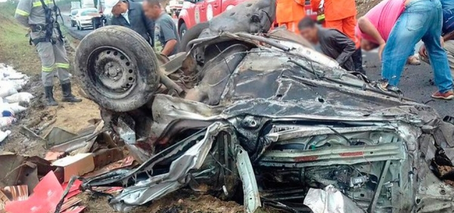 Homem morre após carreta arrastar carro na BR-116; veículo ficou irreconhecível