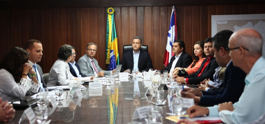 Governador se reúne com prefeitos para discutir policlínicas do interior