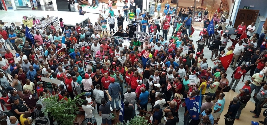 Vigilantes realizam ato contra Temer dentro do Salvador Shopping; vídeo 