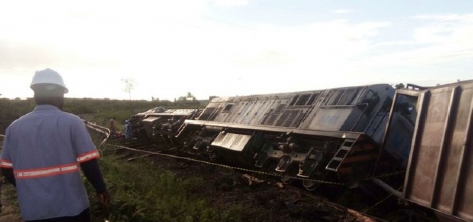 Carreta colide em trem e locomotiva descarrila na BR-242