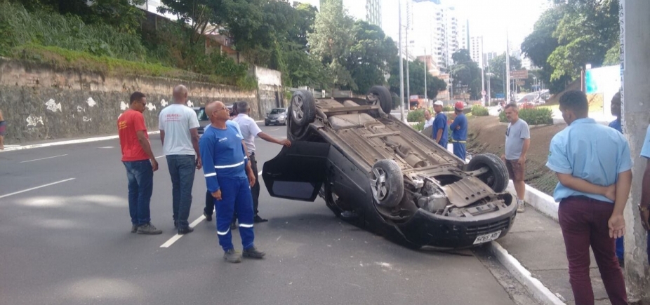 Motorista perde controle e capota no Vale do Canela