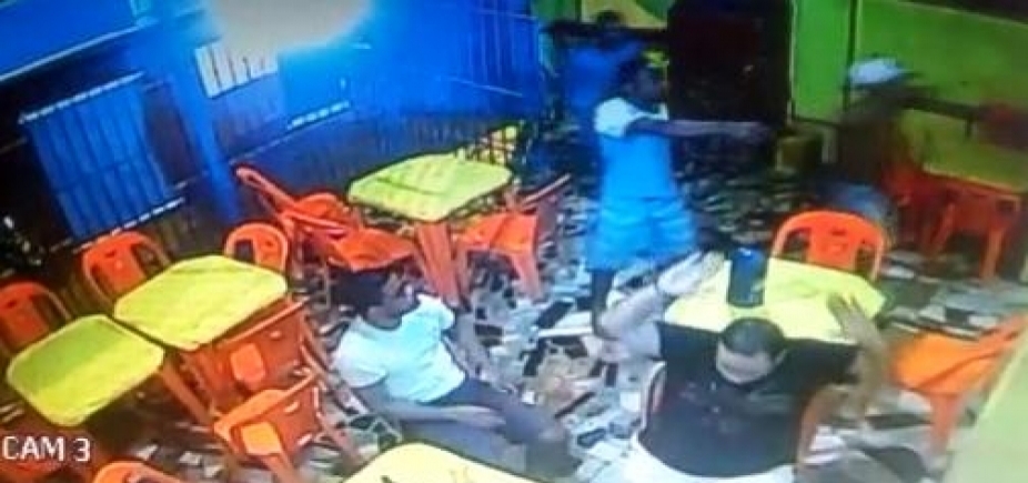 Bar no Barbalho é assaltado e clientes entram em pânico com tiroteio; veja vídeos