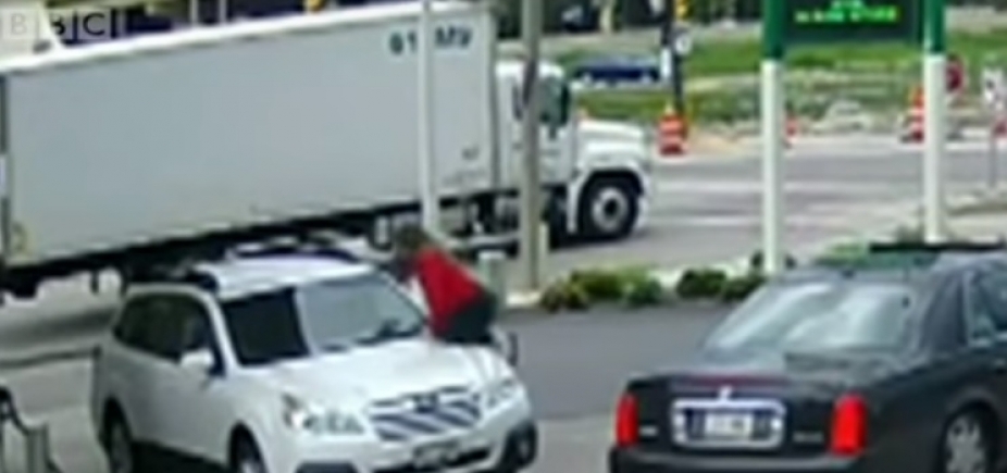 Americana se joga em cima de carro e evita roubo; veja vídeo