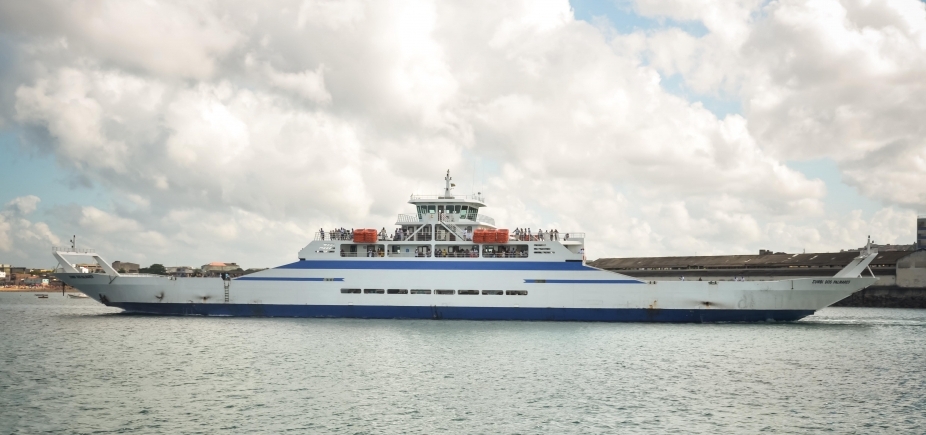 Ferry tem viagem interrompida após passageira se jogar no mar