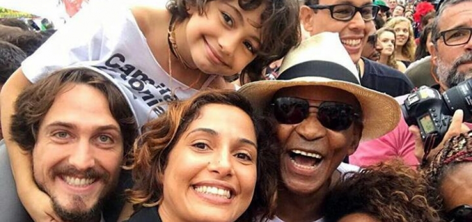 Manifestantes e artistas pedem eleições diretas e saída de Temer em Copacabana