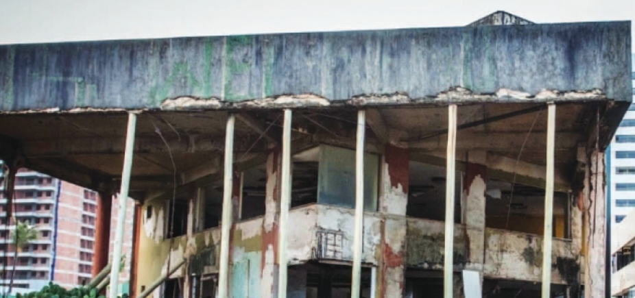 Metrópole cobrou: demolição de edifício abandonado começa em Armação 