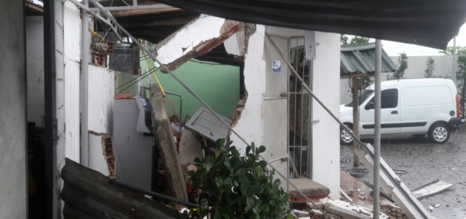 Bandidos explodem cofre de posto de combustível na BR-324