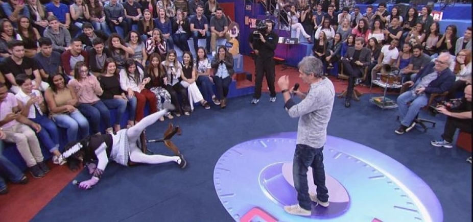 Que susto! Marco Luque cai da cadeira durante gravação do \'Altas Horas\'; veja vídeo