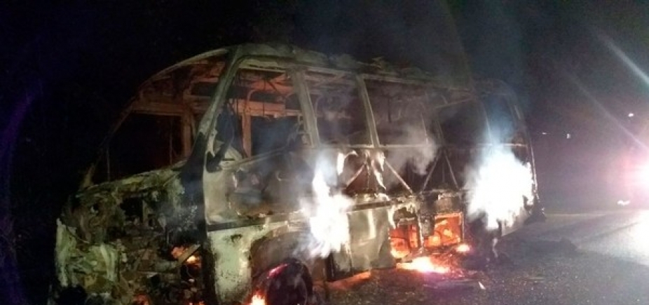 Micro-ônibus pega fogo e fica destruído em rodovia entre Ilhéus e Itacaré
