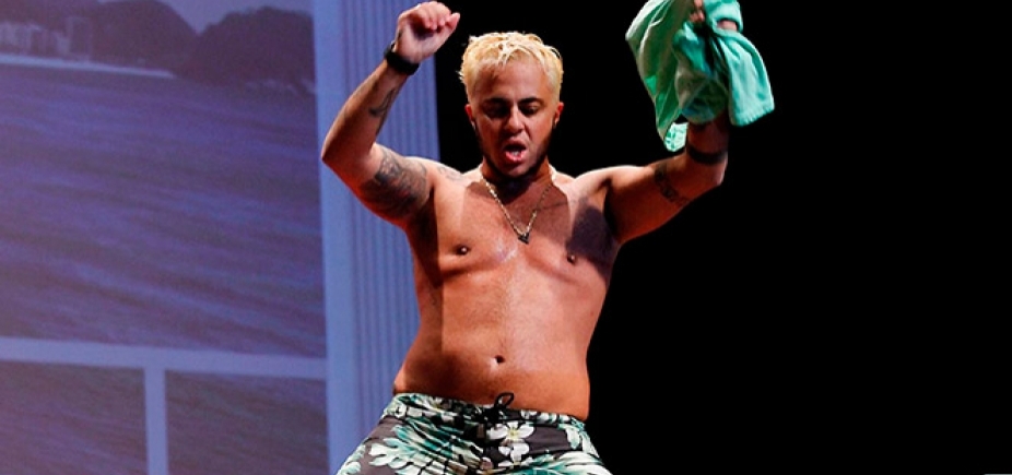Thammy Miranda estreia no teatro, aparece de cueca e \'volume\' chama atenção