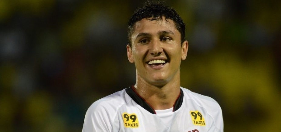 Meia-atacante Vinícius assina contrato com o Bahia