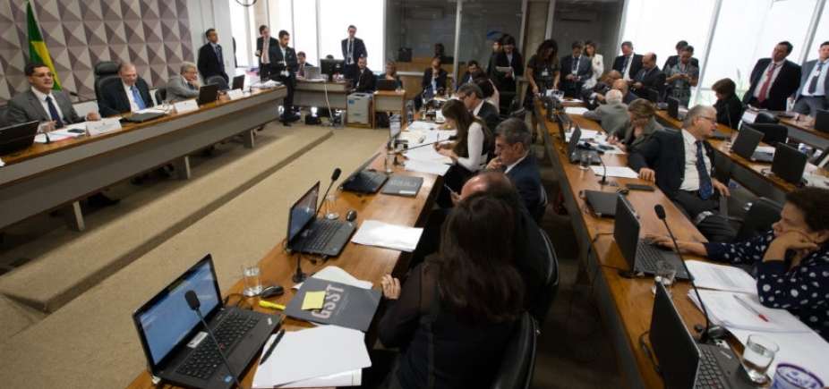 Senado aprova PEC que põe fim ao foro privilegiado