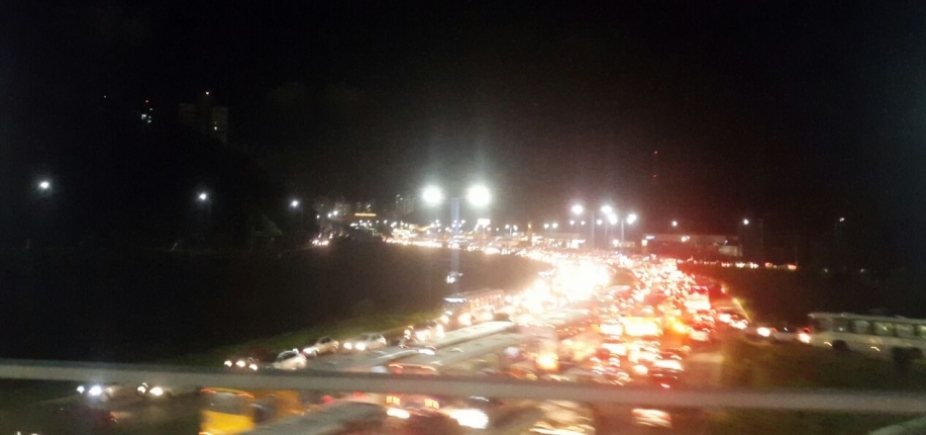 Acidente na BR-324 trava trânsito na ACM e Bonocô