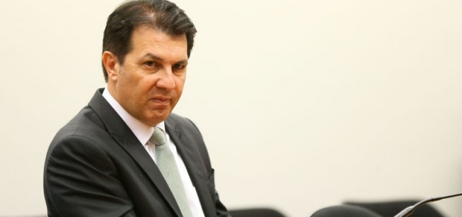 Chamado de \'golpista\' e \'inimigo do povo\', Artur Maia é vaiado durante exposição