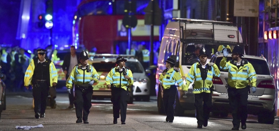 Três terroristas são mortos por polícia britânica e 12 suspeitos são detidos após atentado em Londres