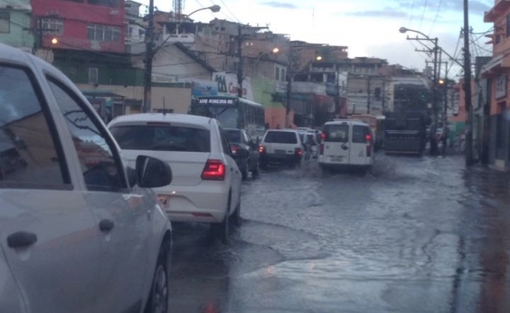 Alagamento, queda de poste e esgoto congestionam trânsito nesta segunda; veja