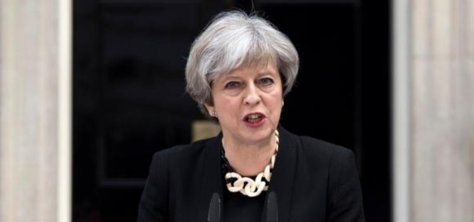Theresa May promete “duras ações” contra o terror e mantém eleição em junho