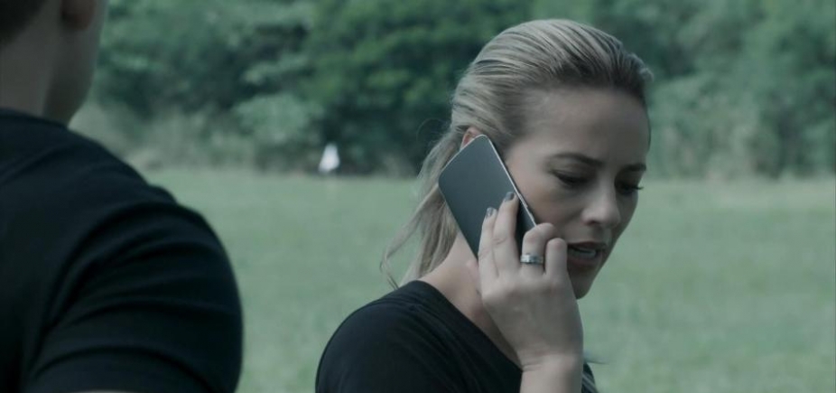 Oxente! Paolla Oliveira vira piada ao atender celular virado para baixo em novela