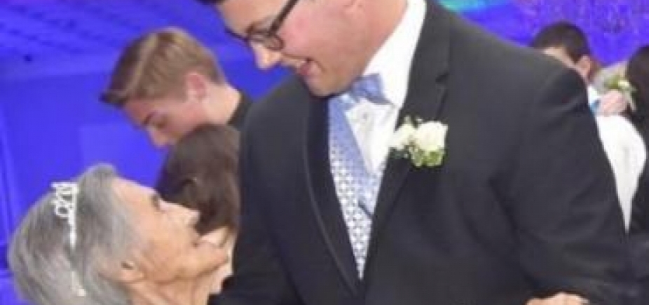 Jovem convida avó em estado terminal para ser par em baile de formatura