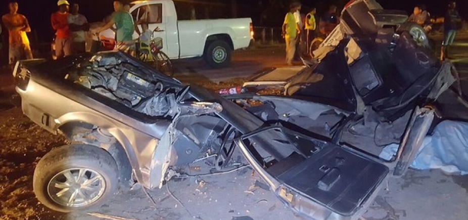 Idoso morre depois de ter carro partido ao meio em colisão em Caravelas