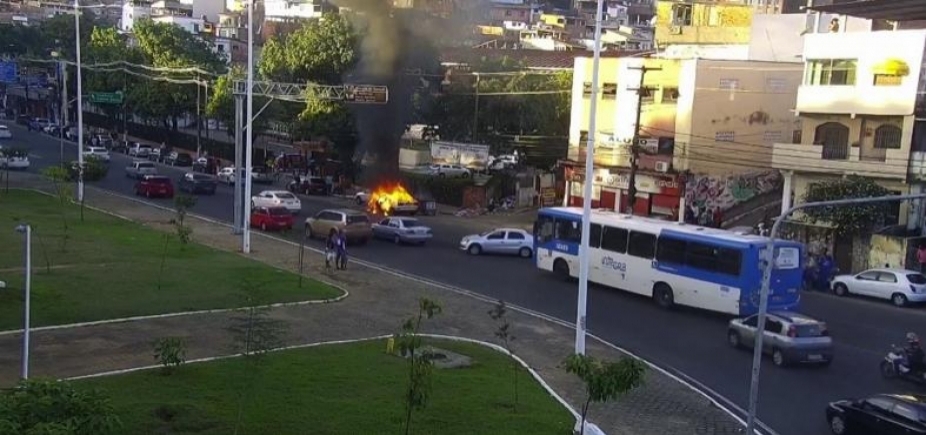 Carro pega fogo na Garibaldi e trânsito fica congestionado na região