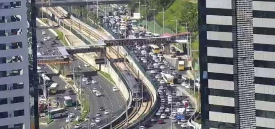 Operação tapa buraco deixa o trânsito lento na Av. Luiz Viana Filho