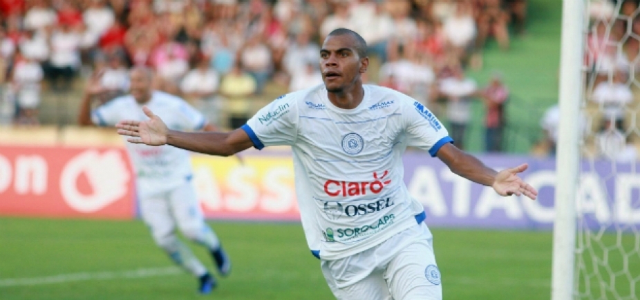 Novo lateral direito do Bahia chega a Salvador para exames médicos