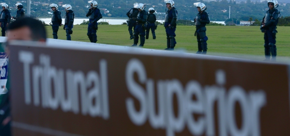 Manifestante se amarra à placa do TSE para protestar contra Temer