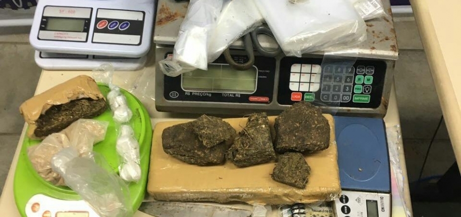 Suspeito se joga no mar para fugir da polícia após ter drogas apreendidas na Gamboa