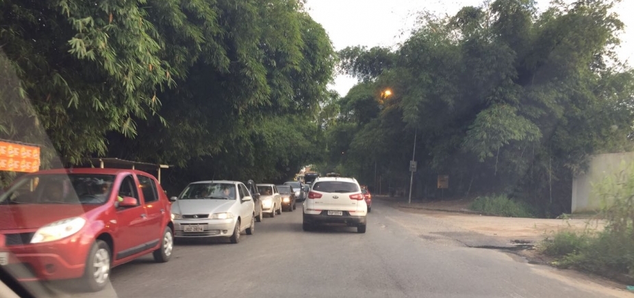 Motoristas cobram manutenção da Estrada do Derba: 'Buraqueira'