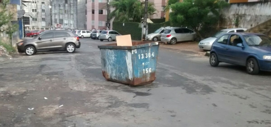 Esqueceram de mim! Caminhão do lixo deixa caixa coletora no meio de rua no Vale dos Lagos 