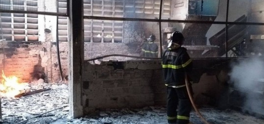 Parte de fábrica de embalagens é destruída por incêndio em Simões Filho