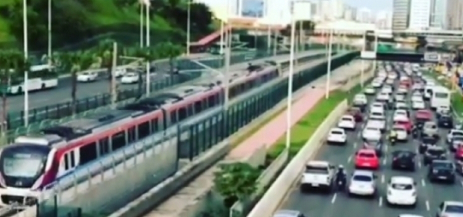 Provocação? Rui mostra fluidez do metrô ao lado de congestionamento na Paralela