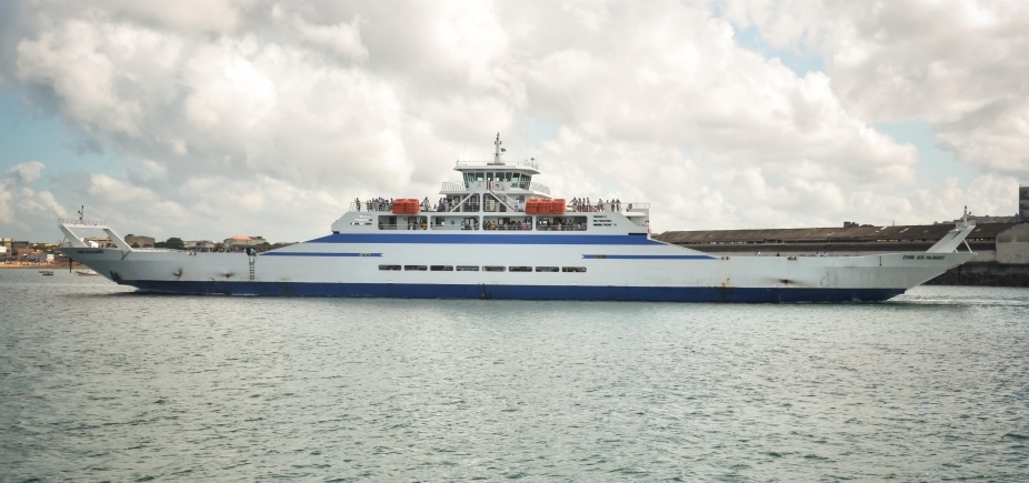 Quatro ferries estão em operação nesta tarde; saídas acontecem a cada uma hora