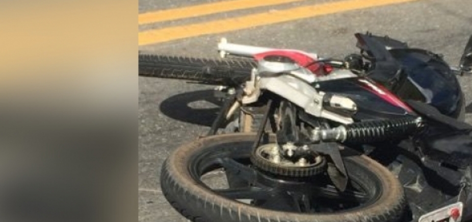 Motociclista bate em carreta e morre ao ter corpo lançado na BR-101 