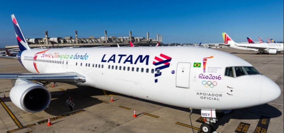 Latam anuncia que vai cobrar passageiros por todos os produtos a bordo