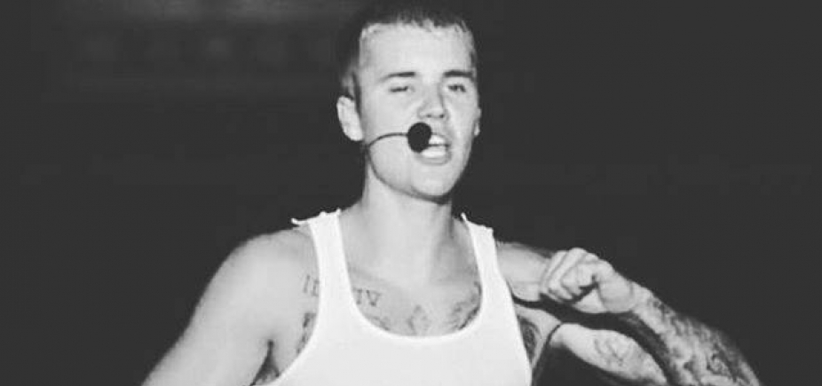 Fã lança objeto em Justin Bieber após cantor dizer que não sabia cantar \'Despacito\' ao vivo