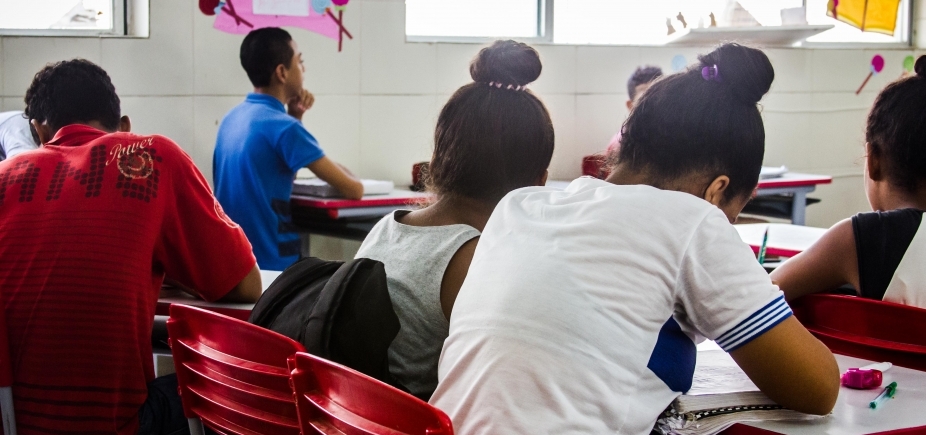 Mesmo após três anos sem licitação, Prefeitura suspende pregão para compra de fardas